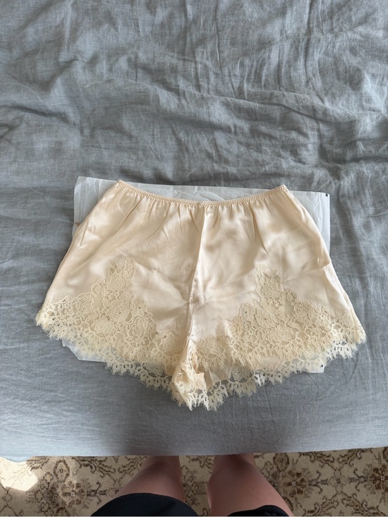 Doen Pants - Doen Iona Lace-Trim Silk Shorts in Candlelight